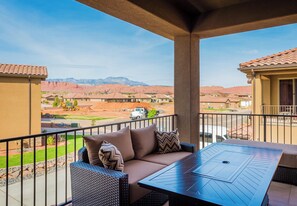 Outdoor dining - PRIVATE POOL PALACE- 6 BR 8 Bath Retreat with Private Pool, Spa & Putting Green (Santa Clara)