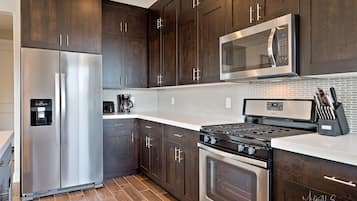 Jääkaappi, mikroaaltouuni, uuni, liesi