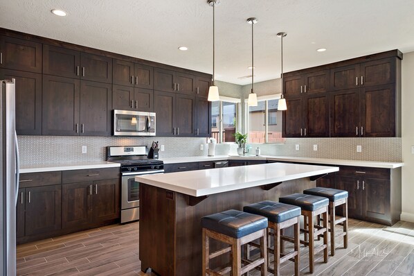 Kjøleskap, mikrobølgeovn, ovn og kokeplater