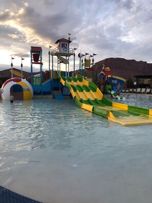 Utendørsbasseng og et oppvarmet basseng