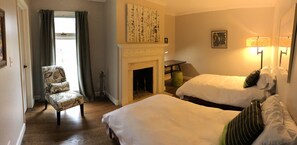 3 bedrooms, hypo-allergenic bedding, desk, iron/ironing board - The Coolest House in Brevard- Mid-Century - Impeccably Clean (Brevard)