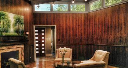 The Coolest House in Brevard- Mid-Century - Impeccably Clean - Winter Rates