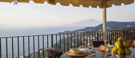 屋外ダイニングエリア