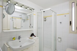 Shower, hair dryer, bidet, towels