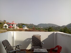 Property grounds - Sunshine villa where sun shines through the mounysins (Bhimtal)