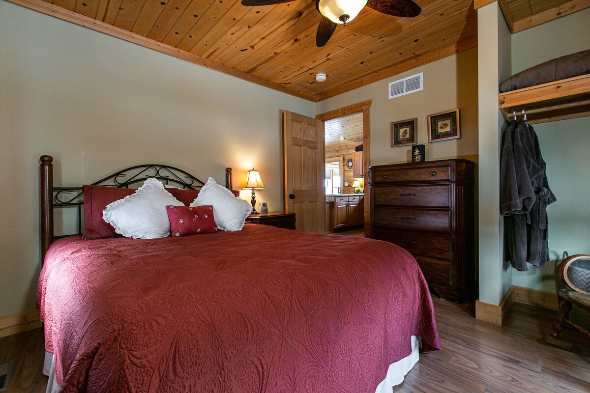 Cabin (Aster) | 2 bedrooms, in-room safe, desk, blackout drapes