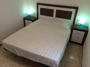 2 bedrooms, iron/ironing board, free WiFi, bed sheets - Central located 2bdr (6pers), modern apartment + P (vinaros)