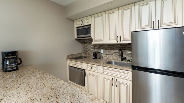 Réfrigérateur, micro-ondes, four, plaque de cuisson