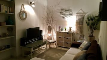 TV, DVD player, books, stereo