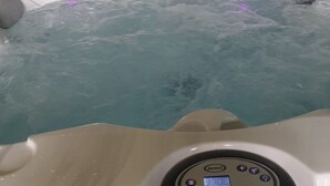 A hot tub with a digital control panel and a visible water flow. - Ricavo lodge with heated pool and outdoor jacuzzi (Lecchi in Chianti)