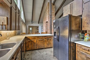 Réfrigérateur, micro-ondes, plaque de cuisson, lave-vaisselle