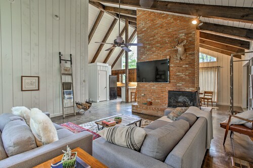 Pet-Friendly Lake Athens Home w/ Fireplace!
