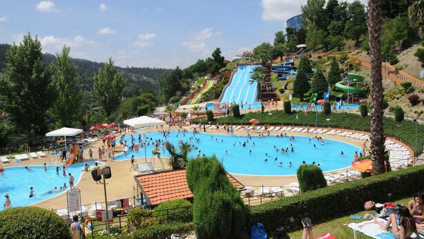 A large outdoor swimming pool with multiple slides and a surrounding deck area. - Villa 15 minutes from Porto  (Paredes, Carvalhal)