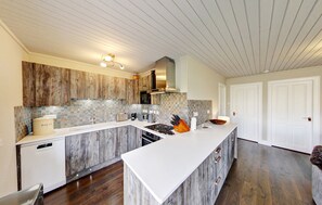 Private kitchen - Beautiful 4 star, 2 bedroom chalet with stunning loch and mountain views (Crianlarich)