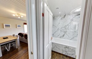 Interior - Beautiful 4 star, 2 bedroom chalet with stunning loch and mountain views (Crianlarich)