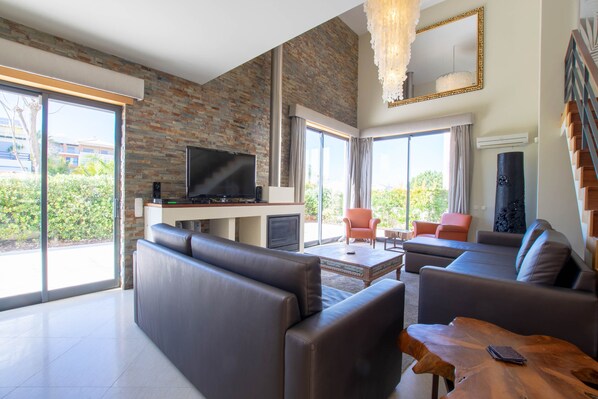 Smart TV, fireplace, DVD player, stereo