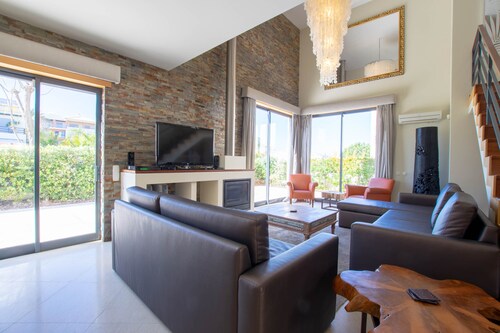 New Luxury Detached 4-Bett-Villa-Full / Equipped-Sleeps 8, eigenen Garten / beheizter Pool