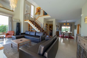 Smart TV, fireplace, DVD player, stereo