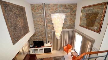 TV connectée, cheminée, lecteur de DVD, chaßne hi-fi