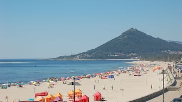 På stranden