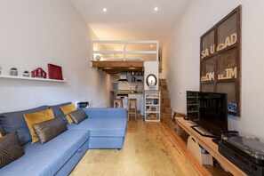 TV - Bonfim Family Garden Apartment (N49) (Oporto)