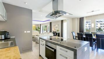 Geladeira, micro-ondas, fogão, cooktop