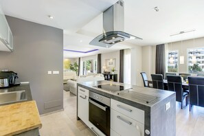 Refrigerador, microondas, horno, placa de cocina
