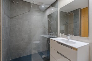 Shower, hair dryer, towels - Spacious duplex apartment with pools and bar restaurant (adeje)
