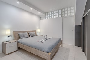 3 bedrooms, iron/ironing board, free WiFi, bed sheets - Spacious duplex apartment with pools and bar restaurant (adeje)