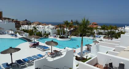 Tilava paritalohuoneisto altaat ja baari ravintola