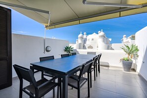 Outdoor dining - Spacious duplex apartment with pools and bar restaurant (adeje)