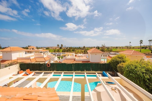 Superb, private golf villa. Ideal location. 300mb Internet and pool table.  