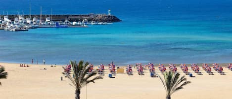 Una spiaggia nelle vicinanze