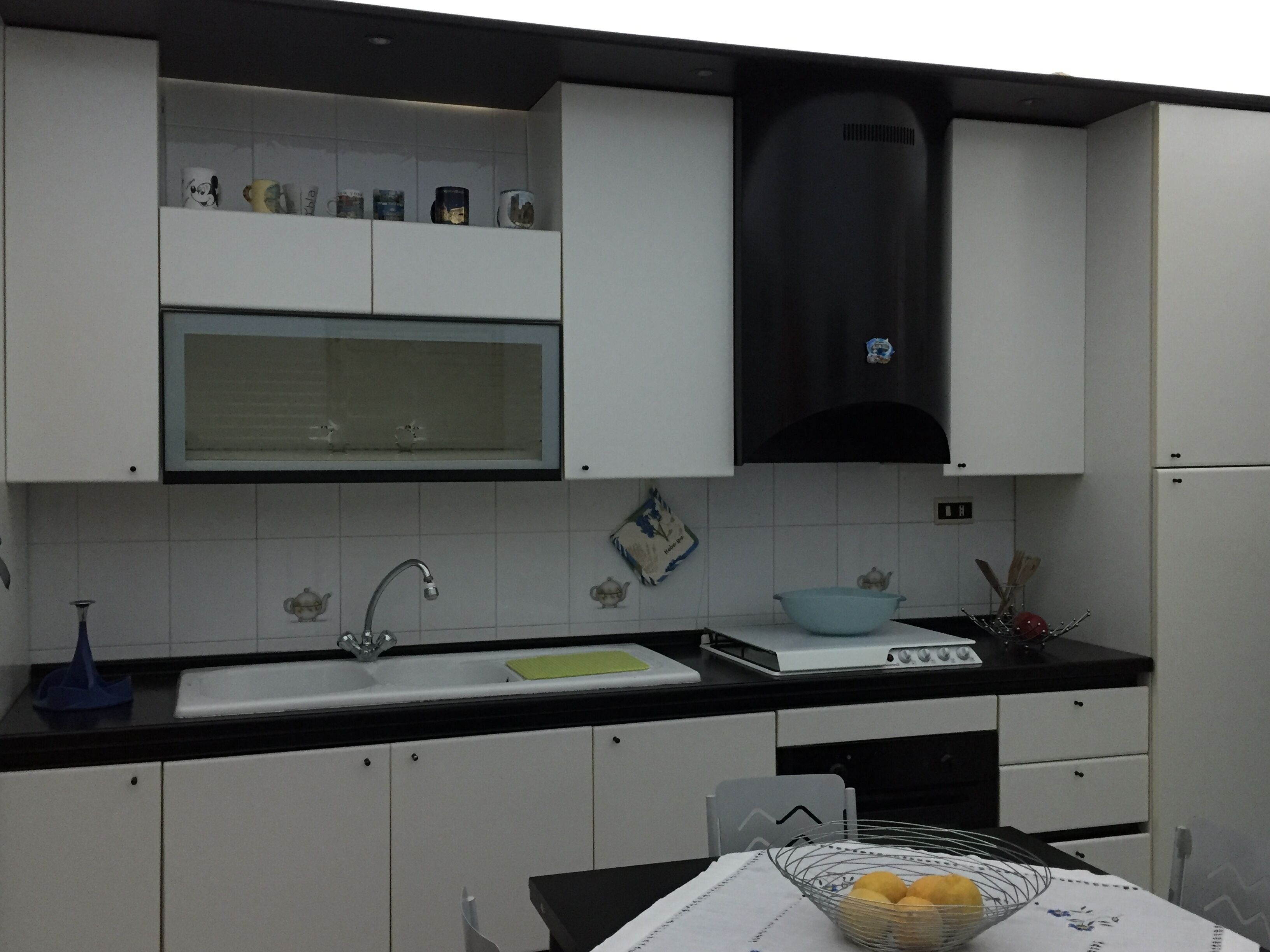 Frigorífic, forn, placa de cuina i bullidora elèctrica 