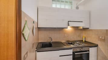 Réfrigérateur, micro-ondes, four, lave-vaisselle