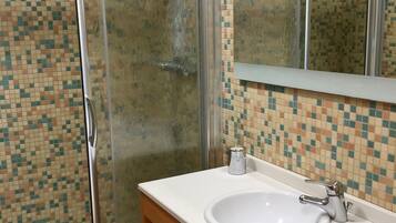 Ensemble douche/baignoire, bidet, serviettes fournies, savon