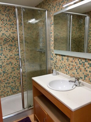 Ensemble douche/baignoire, bidet, serviettes fournies, savon