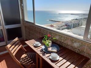 Outdoor dining - TORRE AZUL- Magnificent Sunset, Wifi, 20 m from the Beach (Quarteira)