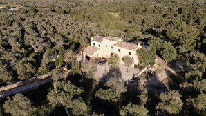 An isolated house surrounded by dense forest with mountains in the background. - Majorcan finca in a paradise area with no neighbours  (Santa Margalida)