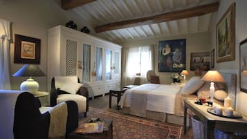 5 bedrooms, in-room safe, desk, iron/ironing board
