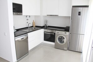 Geladeira, micro-ondas, fogão, lava-louças