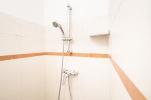 Dusche, Bidet, Handtücher, Toilettenpapier