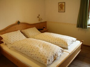 2 bedrooms, Internet, bed sheets - Fewo Sonnenblume 59 qm f. 2-4 Pers., Wohn-Schlafraum getrennt, Kochnische, Balkon. (Grassau)