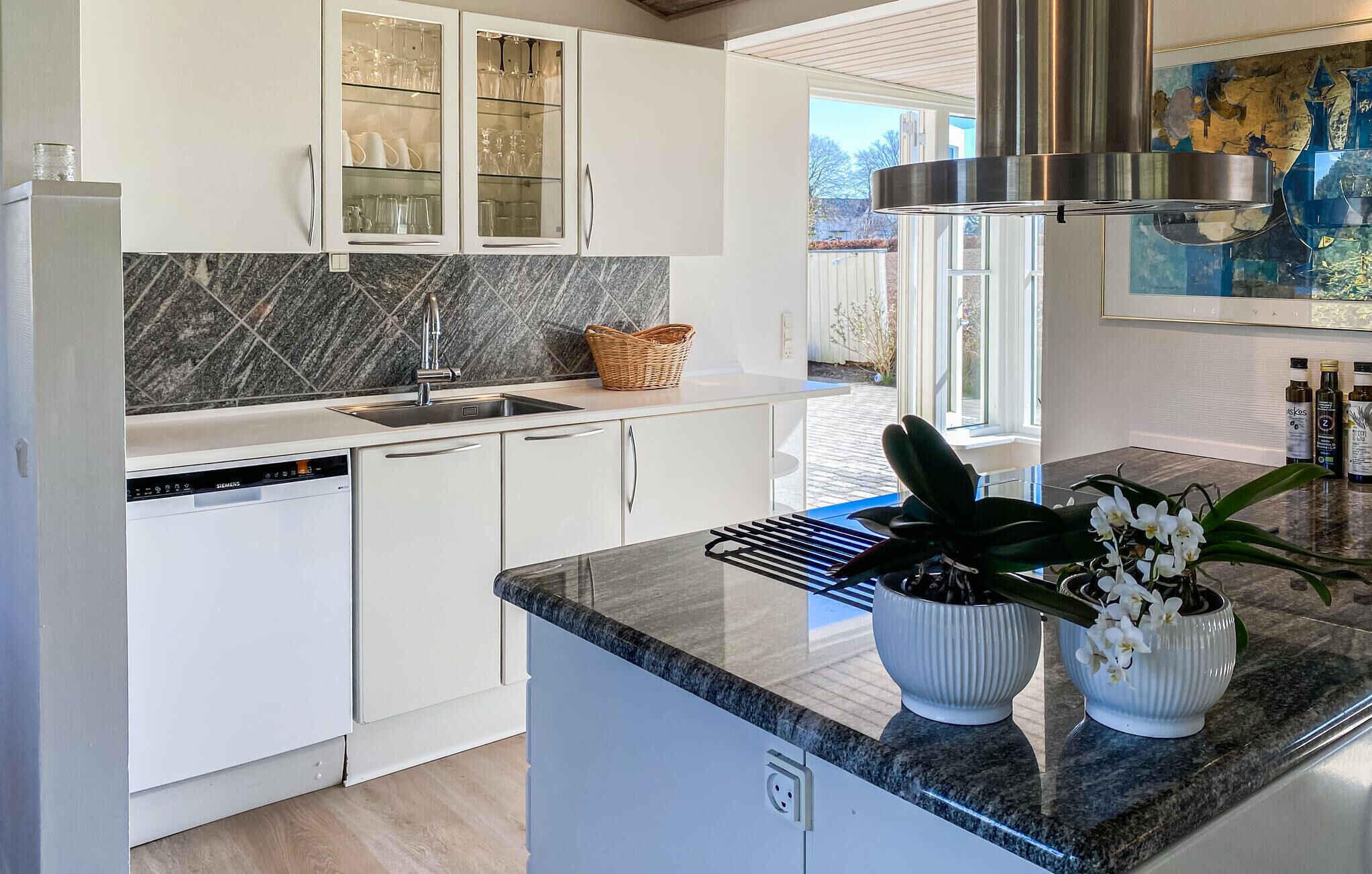 Réfrigérateur, plaque de cuisson, lave-vaisselle, cafetière/bouilloire