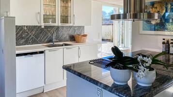 Réfrigérateur, plaque de cuisson, lave-vaisselle, cafetiÚre/bouilloire