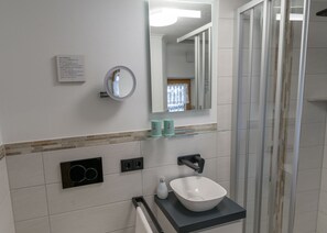Shower, hair dryer, towels - Vacation apartment Grünstein, 1-2 persons, 30 sqm, upper floor (Schönau am Königssee)
