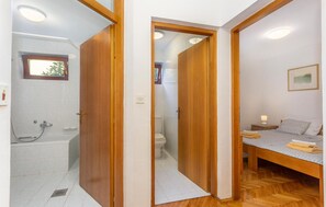 Bathtub - Lovely apartment in Njivice with house sea view (Njivice)
