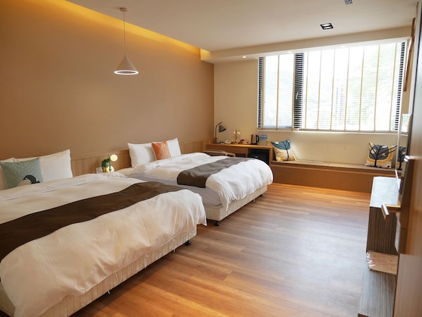 Firemannsrom – gallery, 2 queensize-senger, tilgjengelighetstilpasset | Sengetøy av topp kvalitet, dundyner og senger med overmadrass