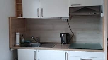 Jääkaappi, mikroaaltouuni, uuni, kahvin-/teenkeitin