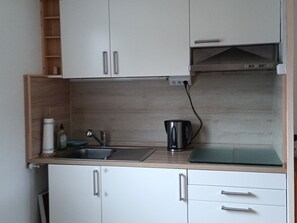 Een koelkast, een magnetron, een oven, een koffiezetapparaat/waterkoker